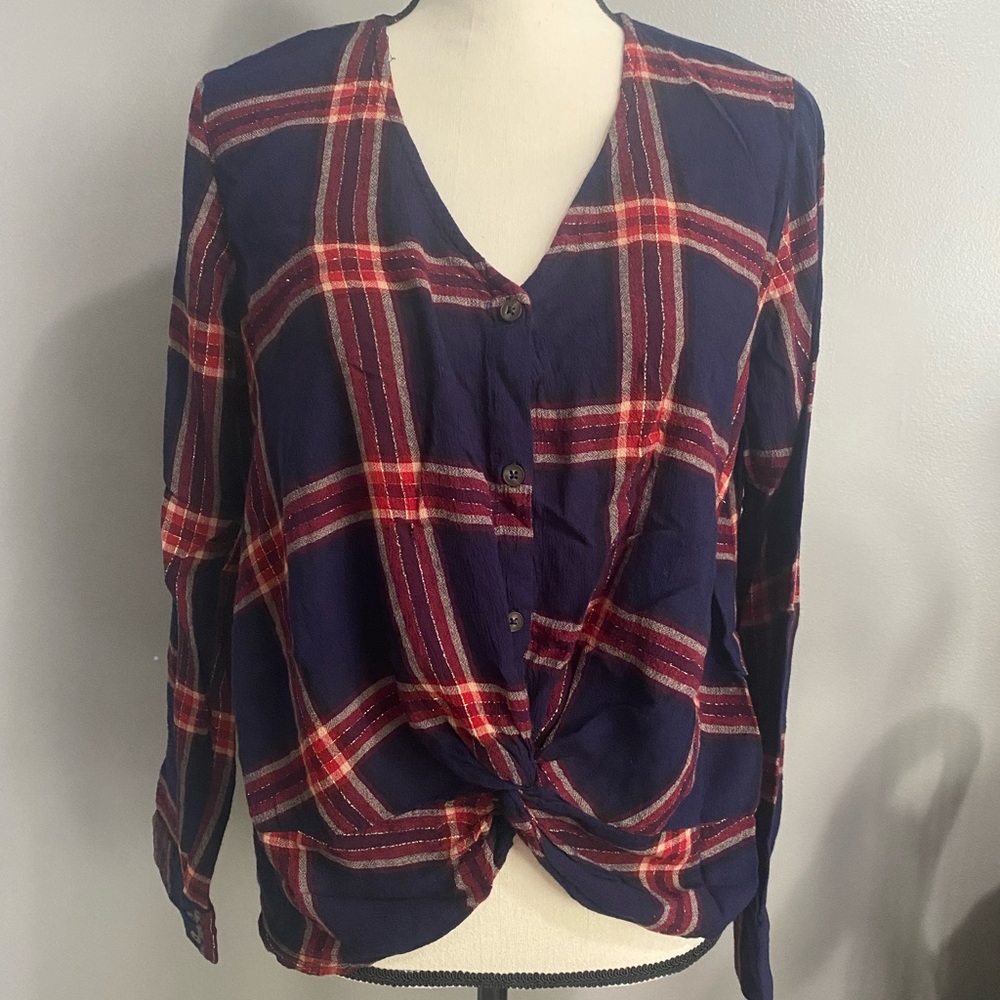 Lush long sleeve shirt with twist front detail